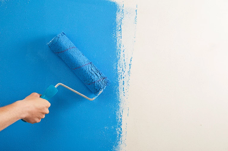 Malowanie ściany na niebiesko
